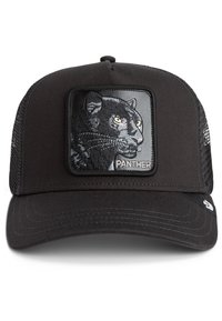 Gorra de béisbol negra con parte trasera de malla, que presenta un parche bordado de un puma negro en la parte frontal. Texto "PANTHER" en la parte inferior del parche.