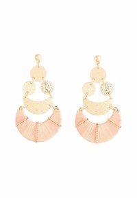 Orecchini in metallo color oro con forme circolari sovrapposte, caratterizzati da finiture texturizzate e lisce. Accenti in frange rosa con piccoli dettagli in catena.