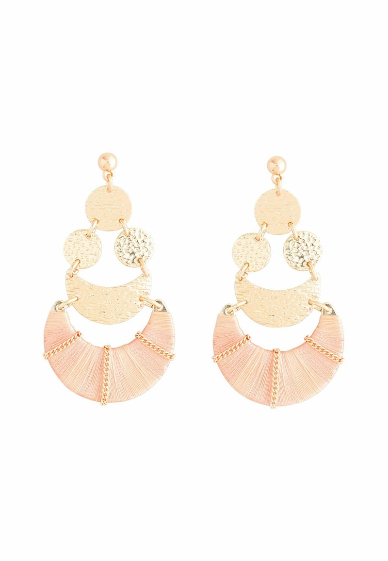 Orecchini in metallo color oro con forme circolari sovrapposte, caratterizzati da finiture texturizzate e lisce. Accenti in frange rosa con piccoli dettagli in catena.