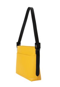 Gul læder skuldertaske med en sort justerbar rem, flad rektangulær form og forlommesektion med diskrete sy detaljer.