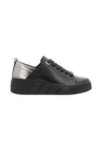 Sneaker en cuir noir avec un accent argenté au niveau du talon, doté d'un système de laçage et d'une semelle noire épaisse à texture.