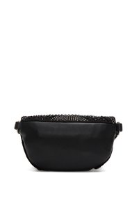 Zwarte leren tas met een ronde vorm. Heeft een gestructureerde bovenkant met metalen studs. Glad lichaam, verstelbare schouderband en ritssluiting.