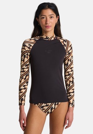 Czarna koszulka przeciwsłoneczna z długim rękawem, z wzorem fal w odcieniach beżu i brązu na rękawach. Wykonana z elastycznego, oddychającego materiału odprowadzającego wilgoć. Pasujące bikini w podobnym stylu.