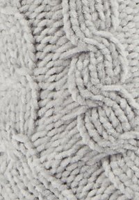 Tela gris texturizada con un diseño grueso y mullido con patrones retorcidos, creando una superficie suave y táctil adecuada para tapicería o decoración.