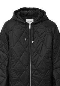 Schwarze gesteppte Jacke mit Kapuze, die ein diagonales Muster aufweist, mit einem silbernen Reißverschluss und Zugbändern mit metallischen Enden. Leichtes Nylonmaterial.
