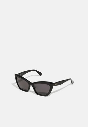 Schwarze Cat-Eye-Sonnenbrille mit dunklen Gläsern, glänzendem Kunststoffrahmen und goldfarbigem Logo-Akzent an der Seite. Elegantes Design mit kantigen Kanten.