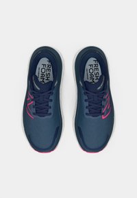 Marine hardloopschoenen met een gestructureerde bovenkant, roze accenten en witte dempende zolen. Vetersluiting met "Fresh Foam" branding aan de binnenkant.