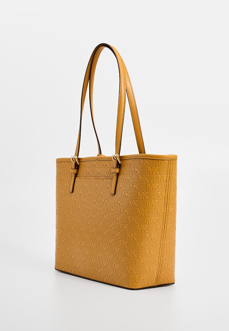 Senfgelbe Einkaufstasche mit eingeprägtem Logo-Muster, glatter Lederstruktur, doppelten Griffen und strukturierter rechteckiger Form.