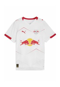 Camiseta de fútbol blanca con detalles en rojo, que presenta un patrón de chevron, el logo de Red Bull y el emblema de Puma en la manga. Diseño ligero y deportivo.