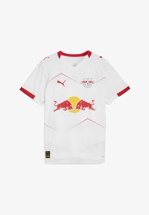 Valge jalgpallimärkidega särk punaste aktsentidega, millel on ševroonmuster, Red Bulli logo ja Puma embleem varrukal. Kerge, sportlik disain.