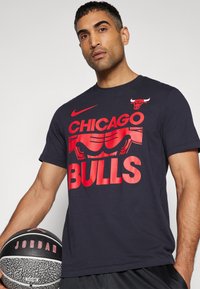 Nike Performance NBA CHICAGO BULLS TEE - Klubbklær - black