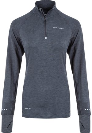 Haut gris à manches longues avec un col zippé moitié. Le tissu semble léger, avec une texture subtile, présente un logo et des ouvertures pour les pouces sur les poignets. Matériau à séchage rapide.