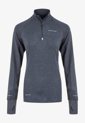 Grå langærmet trøje med halvlynlåskrave. Stoffet virker let, har en subtil tekstur, prydes af branding og tommelhuller på ærmerne. Hurtigtørrende materiale.