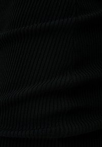 Tessuto nero a coste con scanalature verticali e una morbida texture, con una leggera lucentezza. Il materiale appare elastico e liscio.