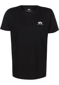 Camiseta de algodón negra con cuello redondo, que presenta un pequeño logo blanco en el lado izquierdo del pecho y mangas cortas. Textura suave y corte clásico.