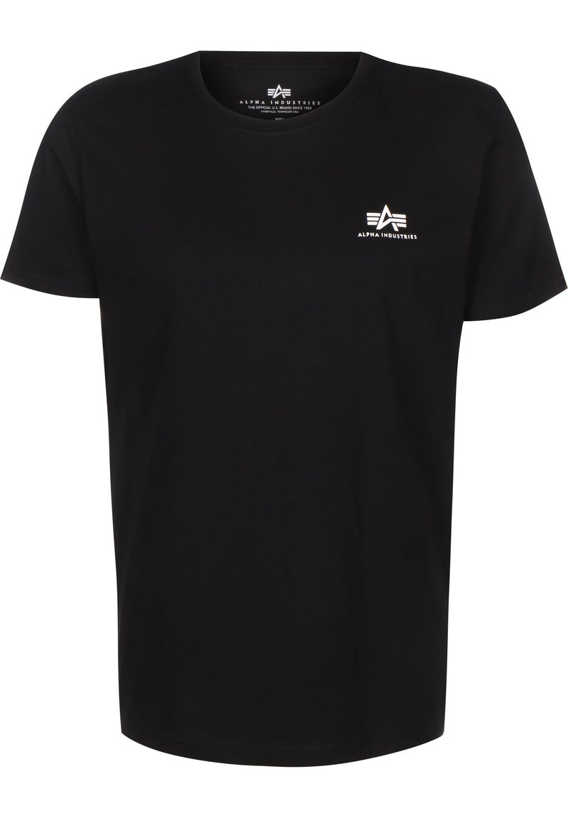 Camiseta de algodón negra con cuello redondo, que presenta un pequeño logo blanco en el lado izquierdo del pecho y mangas cortas. Textura suave y corte clásico.