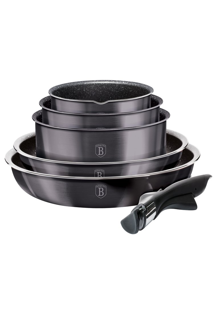 Set van vier anti-aanbakpannen in donkergrijs, met een gladde metalen afwerking en een afneembare zwarte handgreep voor eenvoudig opbergen.