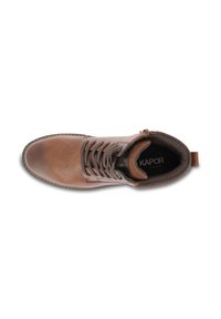 Botín de cuero marrón hasta el tobillo con cordones, cuello acolchado y cremallera lateral. Parte superior texturizada y forro interior oscuro en contraste. Logo de la marca visible.