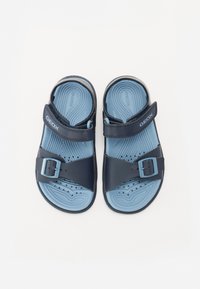 Sandálias azuis e azul-marinho com uma palmilha texturizada, faixa ajustável com fivela e perfurações para respirabilidade.