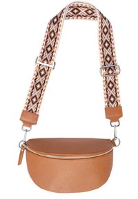 Braune Leder-Crossbody-Tasche mit strukturiertem Oberflächen und einem silbernen Reißverschluss. Der verstellbare Gurt hat ein geometrisches Muster in erdigen Tönen.