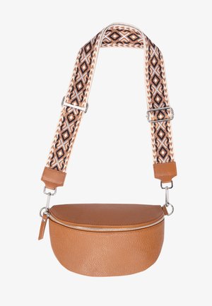 Sac bandoulière en cuir marron avec une surface texturée, doté d'une fermeture éclair en métal et d'une sangle en tissu à motif.