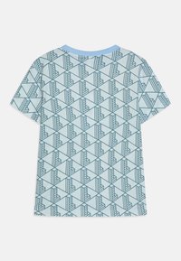 Korte mouw t-shirt in lichtblauw met een geometrisch patroon in teal. Heeft een ronde halslijn en een ontspannen pasvorm.