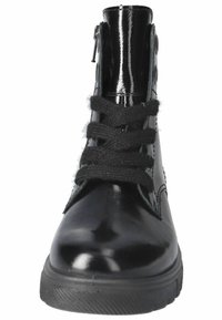 Botín de charol negro hasta el tobillo con puntera redonda, cordones negros, cierre con cremallera lateral y suela de goma texturizada que presenta un diseño estampado.