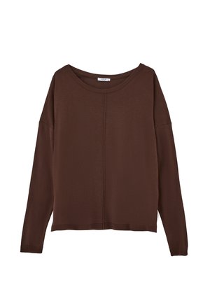 Camisa marrón de manga larga fabricada en un tejido suave, con un escote redondo y un corte relajado, con detalles de costura en la parte delantera.