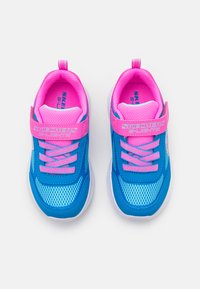 Μπλε και ροζ αθλητικά παπούτσια με πλέγμα στην επάνω πλευρά, επενδυμένο κολάρο, κορδόνια μπροστά και κλείσιμο με λουράκι; διαθέτουν υφή και ελαφρείς τόνους.