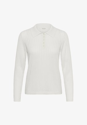 Balts garas piedurknes polo krekls ar ribotu faktūru, kam ir norādīts apkakle un piecu pogu aizdare priekšā.