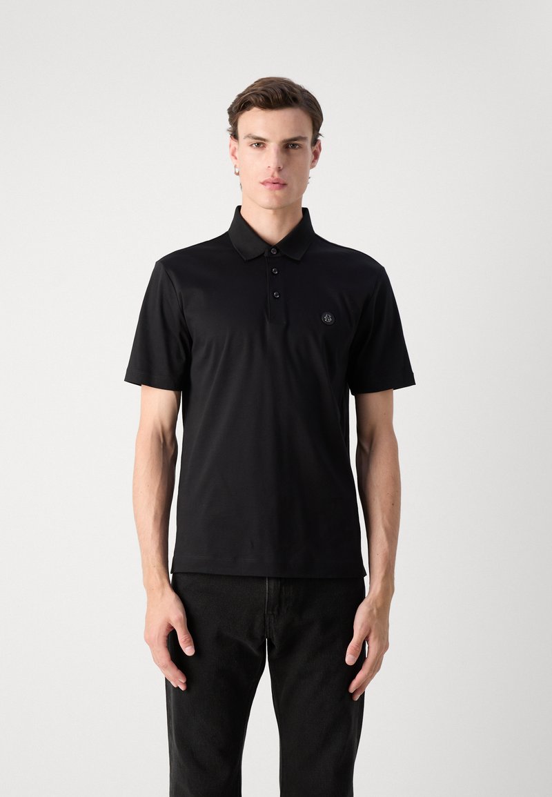 Schwarzes kurzärmliges Poloshirt mit Kragen, ausgestattet mit drei Knöpfen und einem kleinen Logo auf der Brust. Hergestellt aus glattem Stoff.