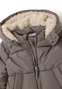 Grijze gewatteerde jas met een faux fur-voering in de capuchon. Voorzien van een ritssluiting aan de voorkant, drukknoopsluiting en een gestikt textuur. Interne label zichtbaar.