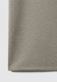 Tricou light grey dintr-un amestec moale de bumbac. Are un guler rotund și un tiv drept, cu detalii subtile de cusătură la marginea de jos.