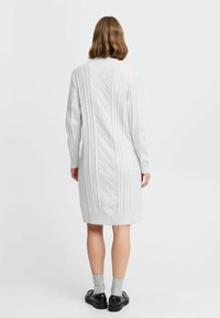 Hellgraues, gestricktes Kleid mit Zopfmuster, langen Ärmeln und knielangem Schnitt. Verfügt über gerippte Details am Saum und an den Bündchen.