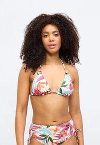 Σετ μπικίνι με λουλουδάτο μοτίβο σε αποχρώσεις ροζ, μπλε και πράσινο. Το πάνω μέρος έχει τρίγωνες θηλές με ρυθμιζόμενους ιμάντες· το κάτω μέρος έχει πλευρικούς δεσίματα.