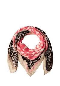 Foulard en soie présentant un motif rose et crème avec des taches de léopard noires et des accents beiges, disposé en pli triangulaire.