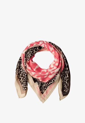 Zijden sjaal met een roze en crème patroon voorzien van zwarte luipaardvlekken en beige accenten, gevouwen in een driehoekige plooi.