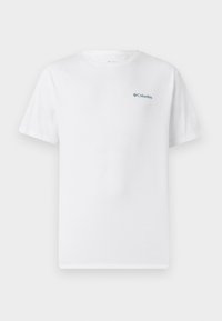 Camiseta de algodón blanca con mangas cortas y cuello redondo. Presenta un pequeño logo azul de Columbia en la parte izquierda del pecho. Diseño simple.
