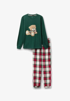 Camiseta verde de manga larga con apliqué de oso de peluche y pantalones de pijama de patrón que presentan un diseño de cuadros en rojo, blanco y verde. Puños elásticos.