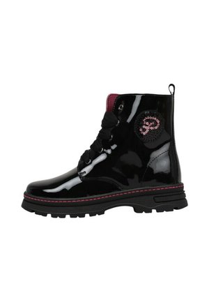 Botín negro brillante con cordones, suela gruesa, costuras rosas y una parche redonda negra con logo rosa de lentejuelas en el lado exterior.