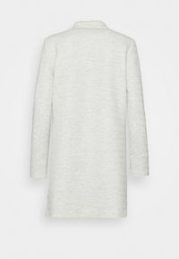 Abrigo largo gris claro con un sutil patrón texturizado, que presenta un cuello y mangas largas, diseñado para una silueta recta.