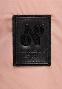 Crni kožni zakrp s utisnutim logom "NAVAHOO" i "EST 2014" na teksturiranoj ružičastoj tkanini. Pravokutnog oblika.