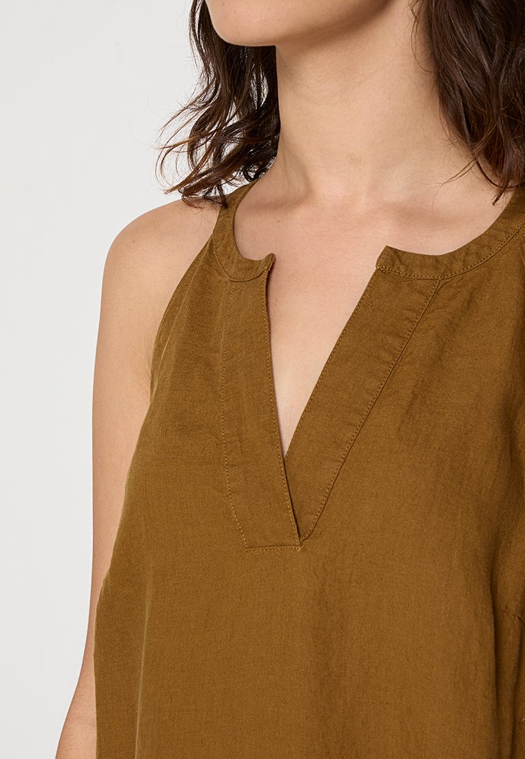 Brązowa lniana bluzka bez rękawów z płytkim dekoltem w kształcie litery V, o luźnym kroju i subtelnej fakturze. Brak widocznych wzorów lub akcentów.