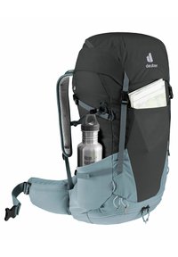 Schwarz und hellblauer Wanderrucksack mit mehreren Taschen, verstellbaren Trägern, Mesh-Rückenpolsterung und einer Wasserflasche, die in einer Seitentasche sichtbar ist.