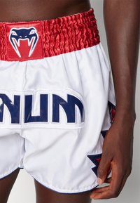 Venum INFERNO 2.0 MUAY THAI SHORTS - Sportiniai šortai - snow white/red