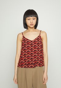Camisola de alças em padrão vermelho e preto com decote em V e alças finas, apresentando um design em forma de leque. Tecido leve, corte solto e silhueta desestruturada.