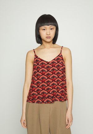Camisola de alças em padrão vermelho e preto com decote em V e alças finas, apresentando um design em forma de leque. Tecido leve, corte solto e silhueta desestruturada.