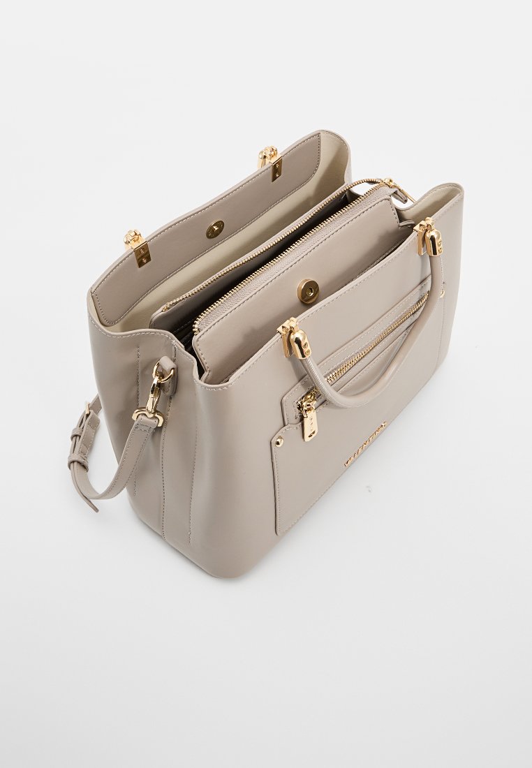 Sac à main en cuir beige avec quincaillerie dorée, poignées supérieures doubles et poche zippée. Comprend un organisateur amovible avec plusieurs compartiments.