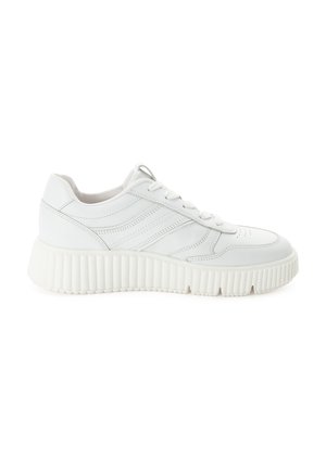 Sneaker bianca basse con suola spessa testurizzata, chiusura frontale con lacci e dettagli con pannelli cuciti sul lato.