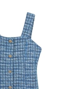 Abito a scacchi blu con spalline regolabili, dettaglio dei bottoni e una trama testurizzata. Presenta bottoni metallici con disegni intricati.